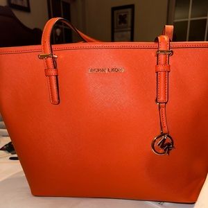 MICHAEL KORS
PERSIMMON 'JET SET TRAVEL' SAFFIANO LEATHER TOP ZIP TOTE